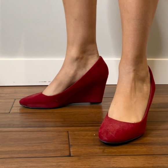 😵 2 FOR $40 // Red suede almond toe wedges s-8- - Picture 5 of 13